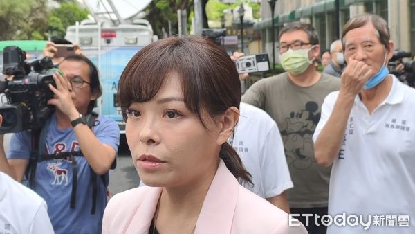 ▲▼停職中的新竹市長高虹安，21日因立委任內所涉貪污案二審到高院出庭，沒回應媒體發問。（圖／記者黃哲民攝）