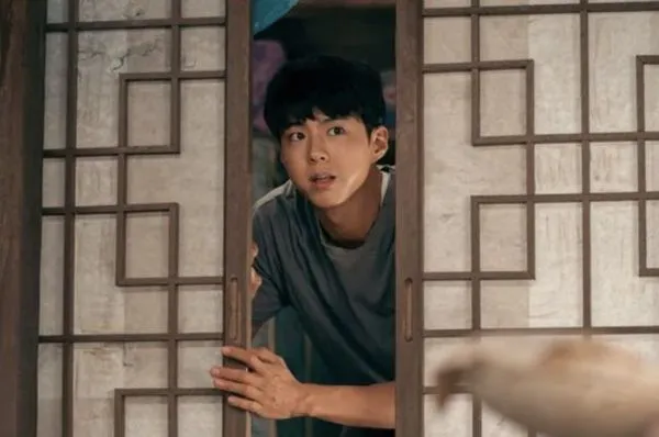 ▲▼iPad竟沒藏好！朴寶劍拍《苦盡》幫美術組掩蓋失誤　演完急喊卡：別擔心。（圖／翻攝自Netflix）