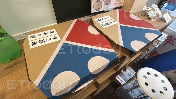 ▲▼             高雄「樋口飯糰」因生意太好被房東砸店，友人特地帶食物來打氣。（圖／記者吳世龍攝，下同）