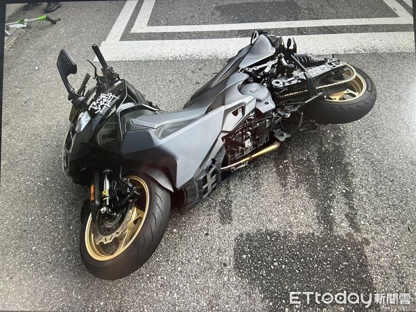 ▲黃姓男子涉酒駕開賓士轎車撞飛重機車，雖然酒測值勉強過關，但無照駕車仍收到罰單。（圖／記者楊永盛翻攝）