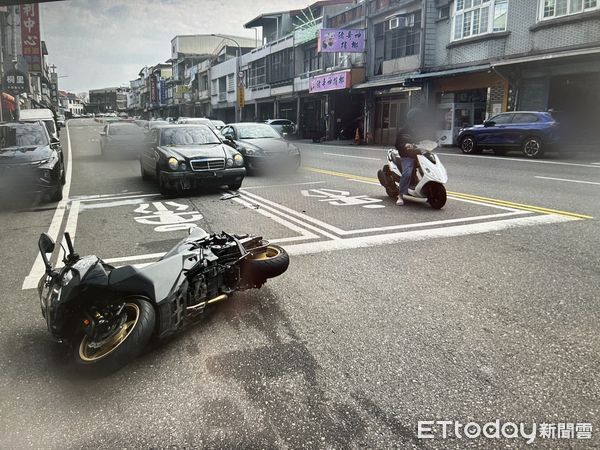 ▲黃姓男子涉酒駕開賓士轎車撞飛重機車，雖然酒測值勉強過關，但無照駕車仍收到罰單。（圖／記者楊永盛翻攝）