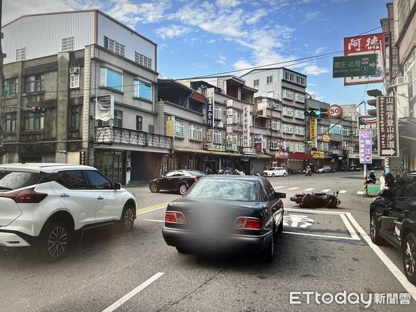 ▲黃姓男子涉酒駕開賓士轎車撞飛重機車，雖然酒測值勉強過關，但無照駕車仍收到罰單。（圖／記者楊永盛翻攝）