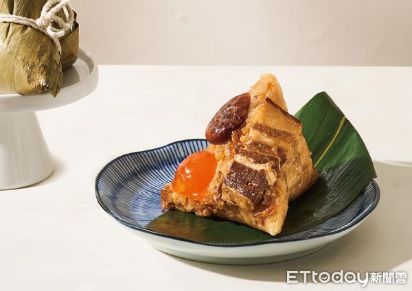 ▲▼摩斯漢堡開賣端午節限定2款鹹粽「極上海味粽」、「懷舊鹹蛋黃粽」以及1款甜粽「紫米芋泥粽」 。（圖／業者提供）