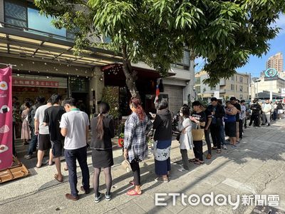 高雄人的溫暖！「樋口飯糰」一早湧現人潮　人龍一路排到停車場