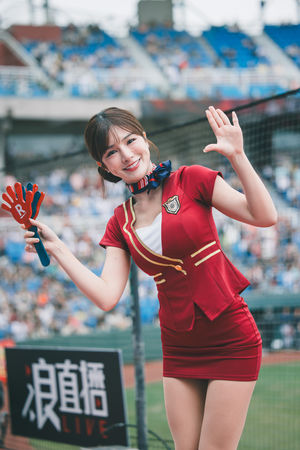 ▲▼樂天女孩穿上空姐裝大跳開場舞，岱縈化身空姐，場上熱情應援。（圖／樂天桃猿提供）