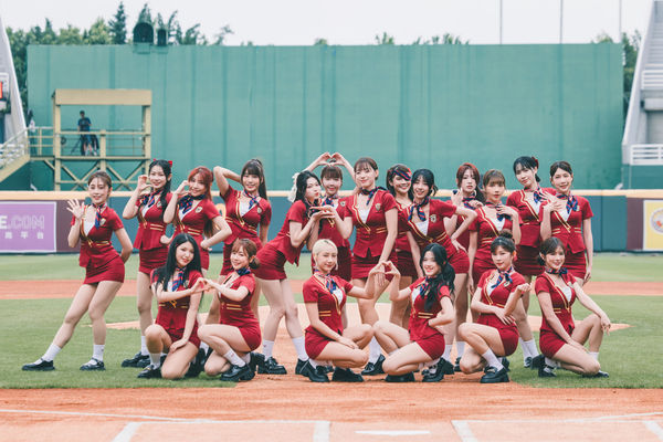 ▲▼樂天女孩穿上空姐裝大跳開場舞，岱縈化身空姐，場上熱情應援。（圖／樂天桃猿提供）
