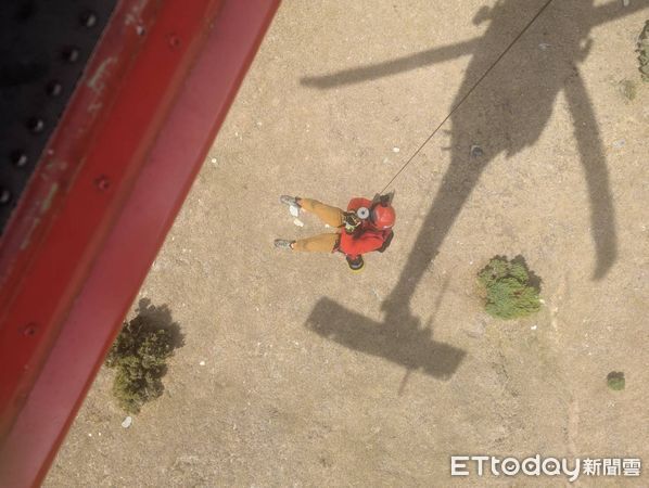 ▲黑鷹直升機執行吊掛救援任務。（圖／空勤總隊提供，下同）
