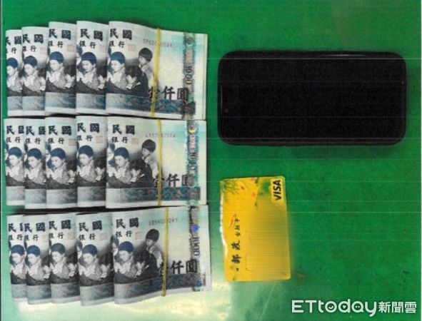 ▲中山分局長春所警方逮捕陳姓車手。（圖／記者張君豪翻攝）