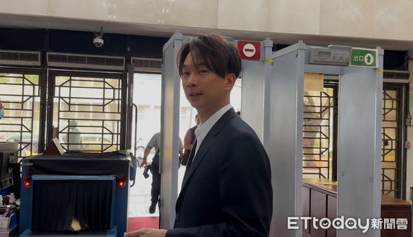 ▲▼台北市議員陳宥丞戴錄影眼鏡出庭應訊，被檢察官分案偵辦。（圖／記者劉昌松攝）