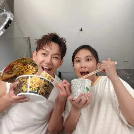 ▲威廉與卓君澤躲在廁所，享用周年大餐。（圖／翻攝自Facebook／廖威廉）