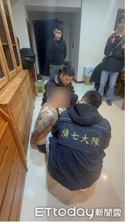 ▲刑事局偵七大隊宣布破獲風飛沙幫與明仁會共組詐團，逮捕18人到案。（圖／記者張君豪翻攝）