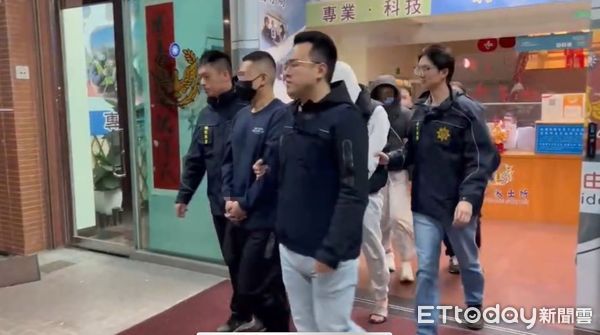 ▲刑事局偵七大隊宣布破獲風飛沙幫與明仁會共組詐團，逮捕18人到案。（圖／記者張君豪翻攝）