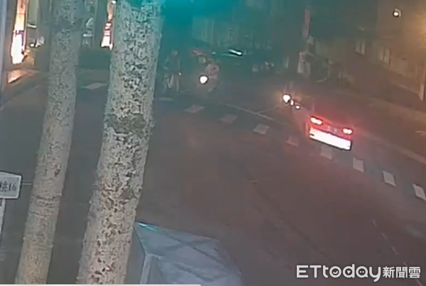 ▲單姓女子深夜不勝酒力，直撞對向停等紅燈機車。（圖／記者楊熾興翻攝、下同）