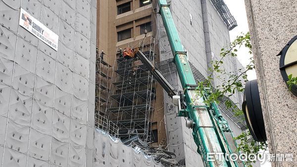 ▲▼             台大醫院外牆工程鷹架倒塌，1名移工失聯。（圖／記者黃彥傑攝，下同）
