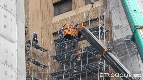 ▲▼             台大醫院外牆工程鷹架倒塌，1名移工失聯。（圖／記者黃彥傑攝，下同）