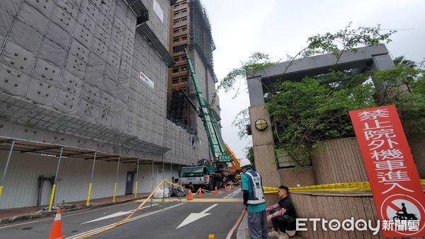 ▲▼             台大醫院外牆工程鷹架倒塌，1名移工失聯。（圖／記者黃彥傑攝，下同）