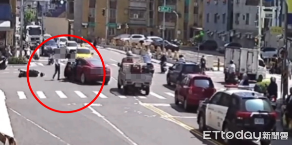 ▲▼ 闖紅燈遇左轉車急煞自摔！騎士火大上前要打駕駛　衝突畫面曝。（圖／記者賴文萱翻攝）