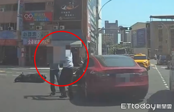 ▲▼ 闖紅燈遇左轉車急煞自摔！騎士火大上前要打駕駛　衝突畫面曝。（圖／記者賴文萱翻攝）