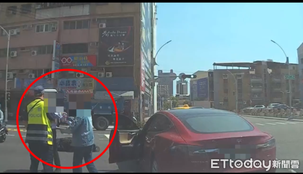 ▲▼ 闖紅燈遇左轉車急煞自摔！騎士火大上前要打駕駛　衝突畫面曝。（圖／記者賴文萱翻攝）