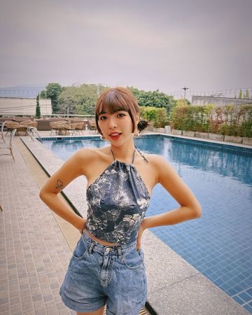 ▲一隻阿圓聽見哀號，下意識地先看向窗外。（圖／翻攝自Instagram／nanaciaociao）