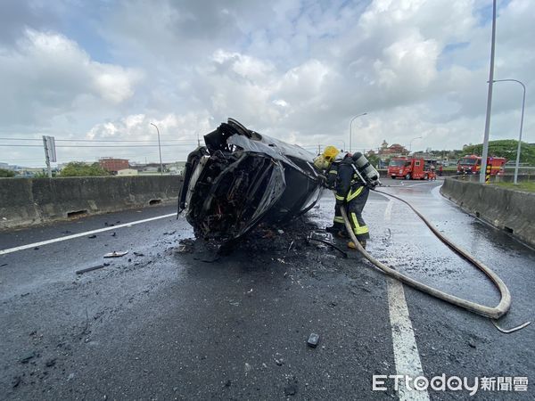 ▲▼    中山高高速公路南下嘉義交流道出口車輛翻覆起火   。（圖／嘉義市消防局提供）