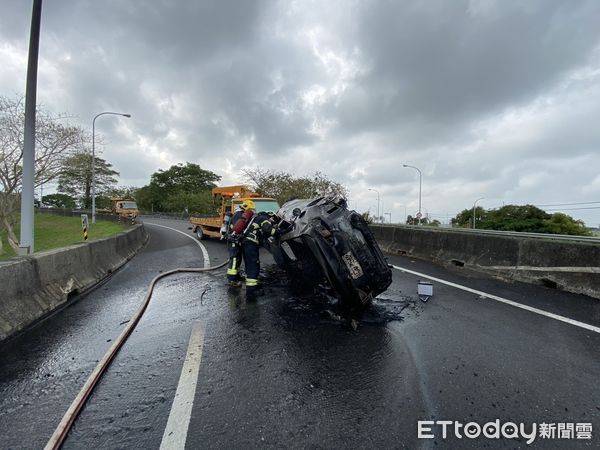 ▲▼    中山高高速公路南下嘉義交流道出口車輛翻覆起火   。（圖／嘉義市消防局提供）