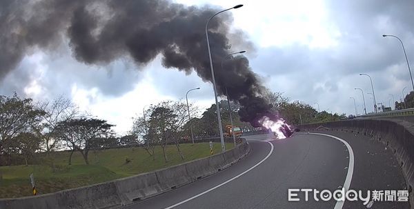 ▲▼    中山高高速公路南下嘉義交流道出口車輛翻覆起火   。（圖／嘉義市消防局提供）