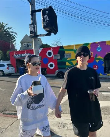 ▲泫雅、龍俊亨街頭大方放閃。（圖／翻攝自泫雅IG）