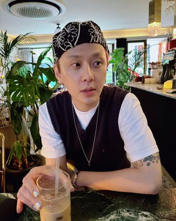▲泫雅、龍俊亨街頭大方放閃。（圖／翻攝自泫雅IG）