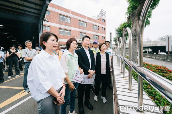 ▲▼交通部長陳世凱（左3）勘查國1彰化交流道壅塞情形。（圖／交通部提供）