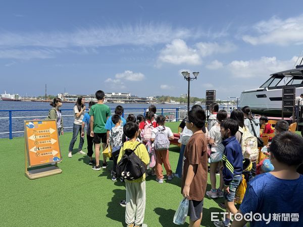▲台南安平遊艇業者招待弱勢學童來趟安平海洋之旅            。（圖／記者吳奕靖翻攝）