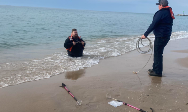 患難見真情！男和女好友沙灘散步「突掉進流沙中」　獲救秒交往。（圖／翻攝自Facebook）