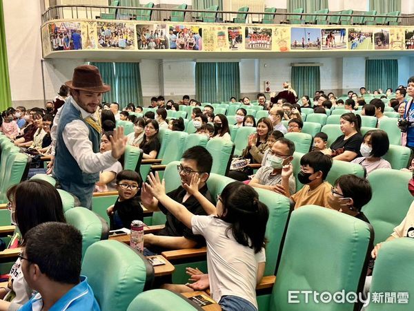 ▲長期致力提升在地英語力的玉雪公益協會攜手小蜜蜂美語，與敦煌教育集團合作邀請知名國際劇團在清水高中禮堂公益演出英文戲劇。（圖／記者游瓊華翻攝）