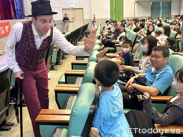 ▲長期致力提升在地英語力的玉雪公益協會攜手小蜜蜂美語，與敦煌教育集團合作邀請知名國際劇團在清水高中禮堂公益演出英文戲劇。（圖／記者游瓊華翻攝）