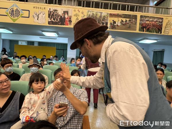 ▲長期致力提升在地英語力的玉雪公益協會攜手小蜜蜂美語，與敦煌教育集團合作邀請知名國際劇團在清水高中禮堂公益演出英文戲劇。（圖／記者游瓊華翻攝）