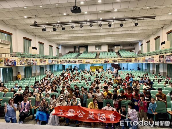 ▲長期致力提升在地英語力的玉雪公益協會攜手小蜜蜂美語，與敦煌教育集團合作邀請知名國際劇團在清水高中禮堂公益演出英文戲劇。（圖／記者游瓊華翻攝）