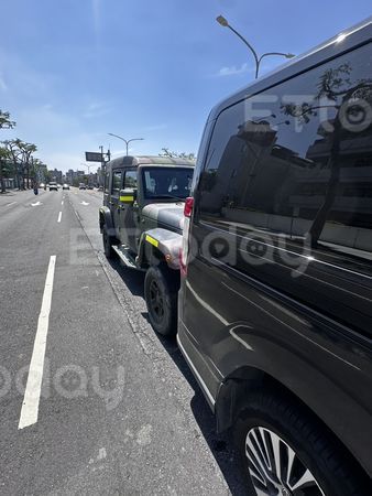 ▲一輛軍用車輛撞上被稱為「大型運兵車」的舊款商旅車            。（圖／記者吳奕靖翻攝）