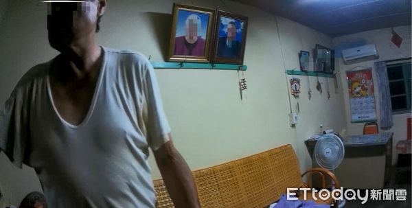 ▲內埔警分局警備隊長林玉龍、內埔所警員李智鈞幫邱男找到鑰匙             。（圖／記者陳崑福翻攝）