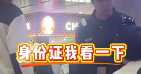 正義警花50分鐘幫聽障人士找行李，當眾呵斥「撿」的人。（圖／翻攝自微博）