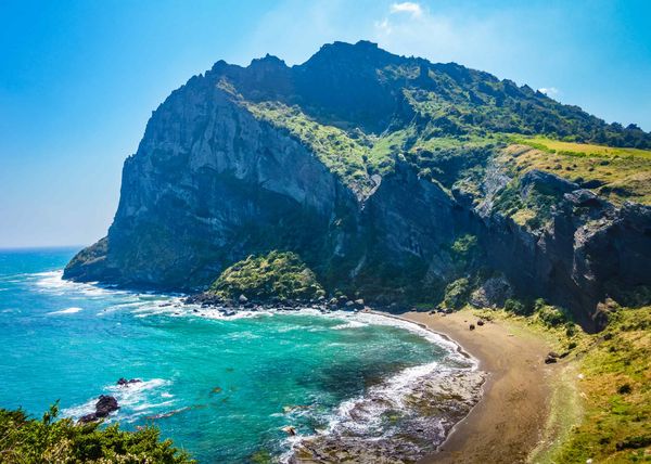 ▲泰國普吉島熱門景點攀牙灣,越南芽莊蠶島,歌詩達莎倫娜號,城山日出峰,MSC地中海榮耀號的「亞利桑那水上樂園」。（圖／五福旅遊提供）