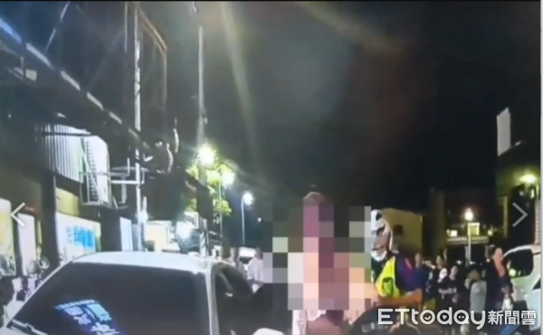 ▲自小客車違停，警方依規定開單告發             。（圖／記者陳崑福翻攝）