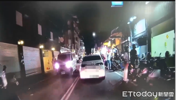 ▲自小客車違停，警方依規定開單告發             。（圖／記者陳崑福翻攝）