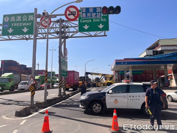 ▲曳引車上的貨櫃半傾倒，看起來十分嚇人            。（圖／記者吳奕靖翻攝）