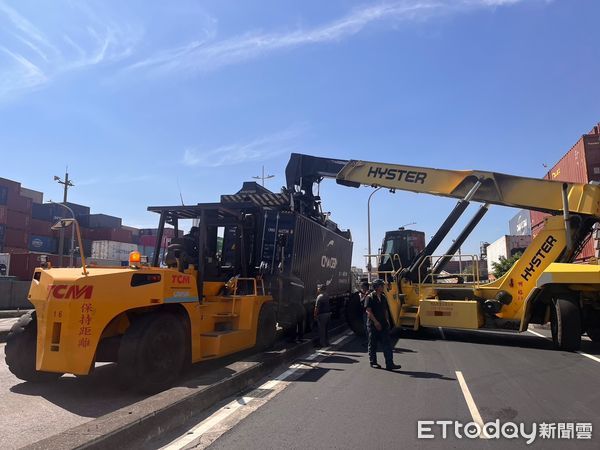 ▲曳引車上的貨櫃半傾倒，看起來十分嚇人            。（圖／記者吳奕靖翻攝）