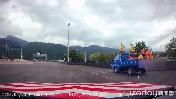 ▲神眾貨車斗載人違規上國5。（圖／記者游芳男翻攝）