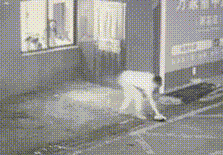 ▲▼男友竟用身體撞破窗戶逃跑。（圖／翻攝自微博）