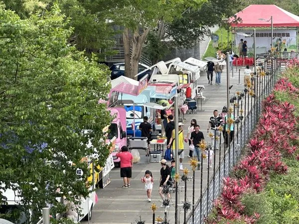 ▲碧潭西岸便利車特色市集。（圖／翻攝自Facebook／來新北逛菜市）