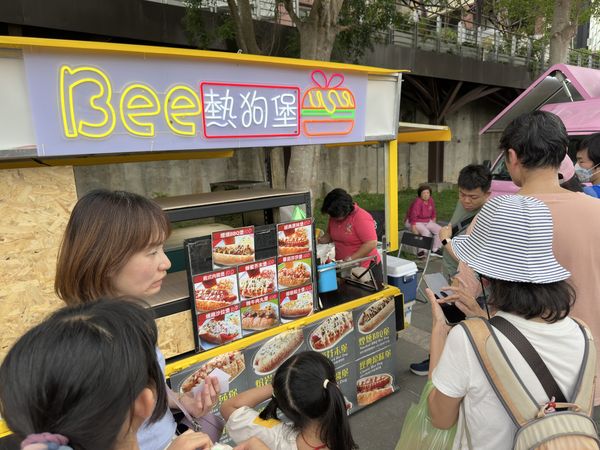 ▲碧潭西岸便利車特色市集。（圖／翻攝自Facebook／來新北逛菜市）