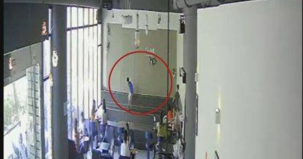 高雄市苓雅區某咖啡廳遭遇惡質顧客，不僅放任孩童在店內追逐，更企圖以洋蔥餵食犬隻，甚至臨走前還行偷竊之事。（圖／民眾提供）