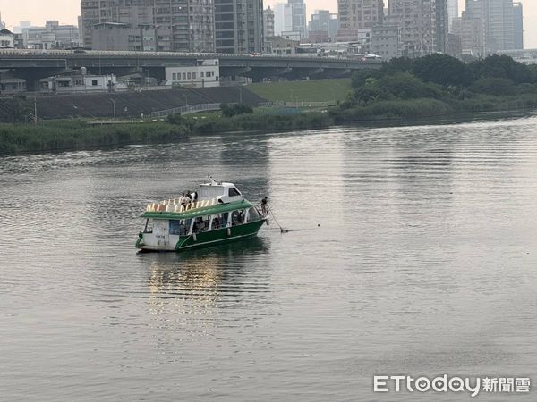 ▲▼新北男天熱游泳體力不支被救起             。（圖／記者陳以昇翻攝）